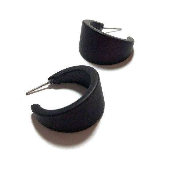 Jet Frosted Vintage Lucite Marilyn Hoops Earrings - Picture 5 of 5